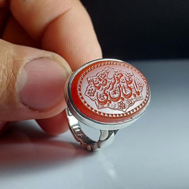 انگشتر عقیق قرمز با حکاکی یا علی بن موسی الرضا (ع)؛ نگینِ رأفت و گرهگشایی کد 4250