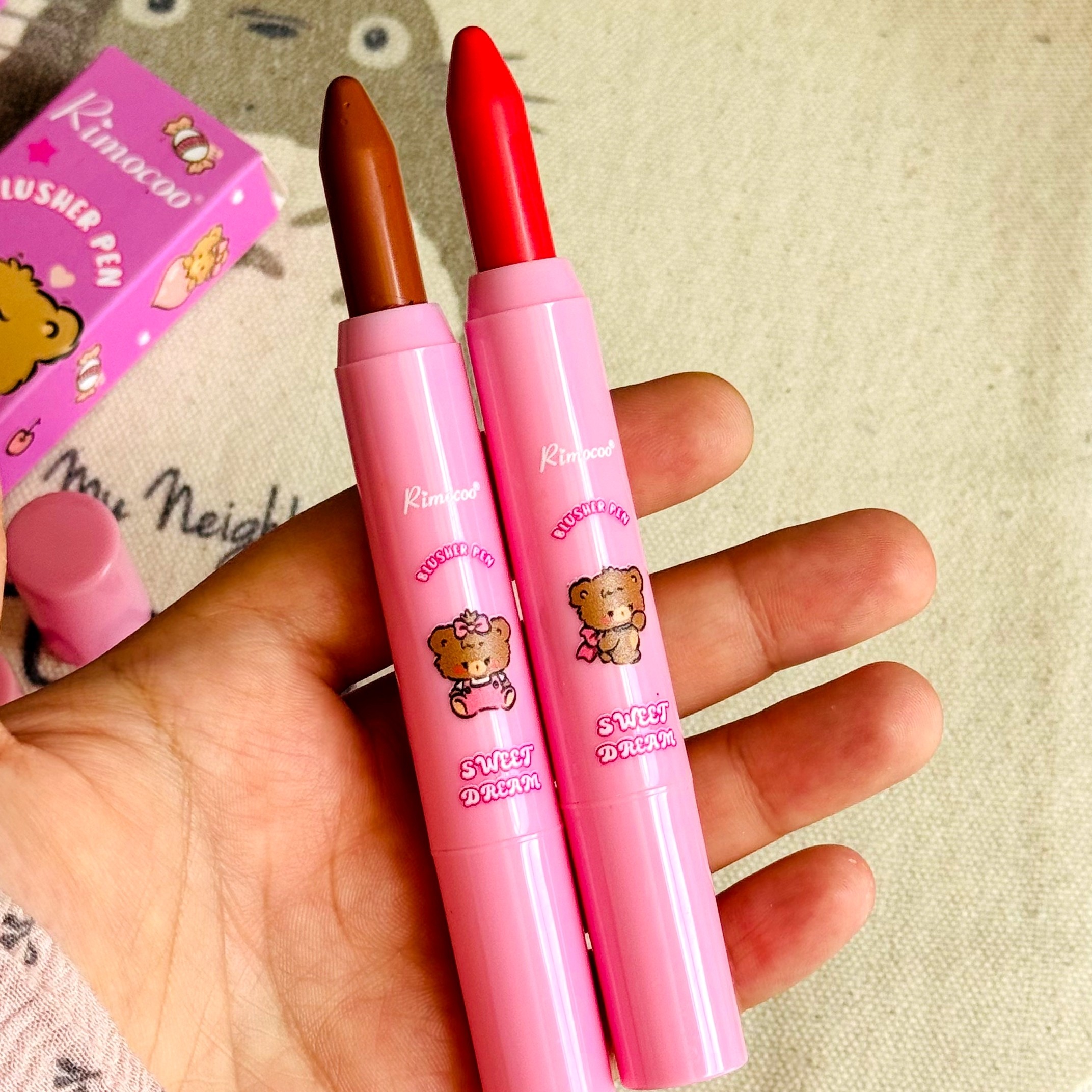 رژ لب باربی پیشی خرسی کیوت فانتزی پاپیونی رنگبندی نودنسکافه و صورتی توت فرنگی رژگونه استیکی پیچی فانتزی دخترانه
