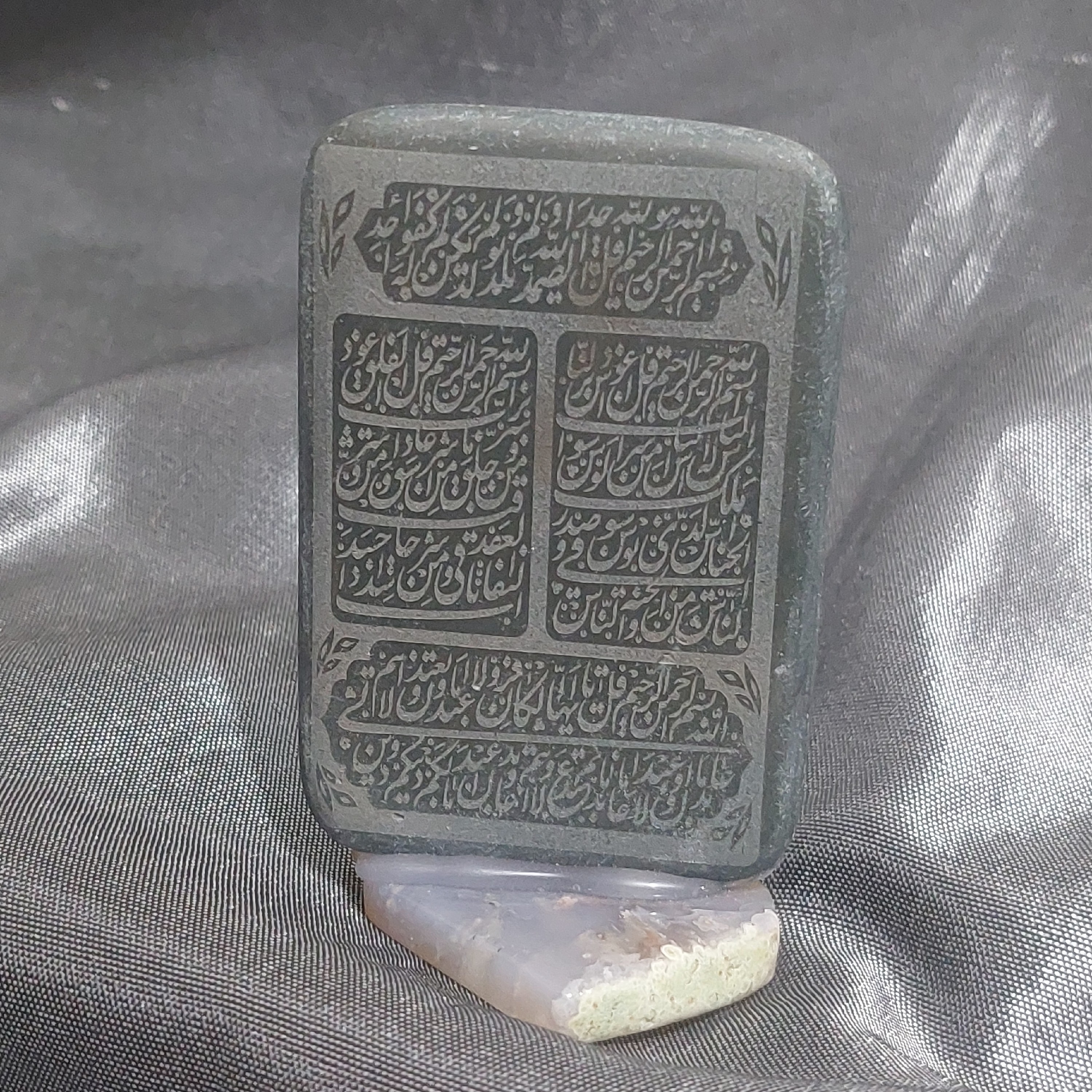 سنگ یشم اصل حکاکی چهار قل با پایه