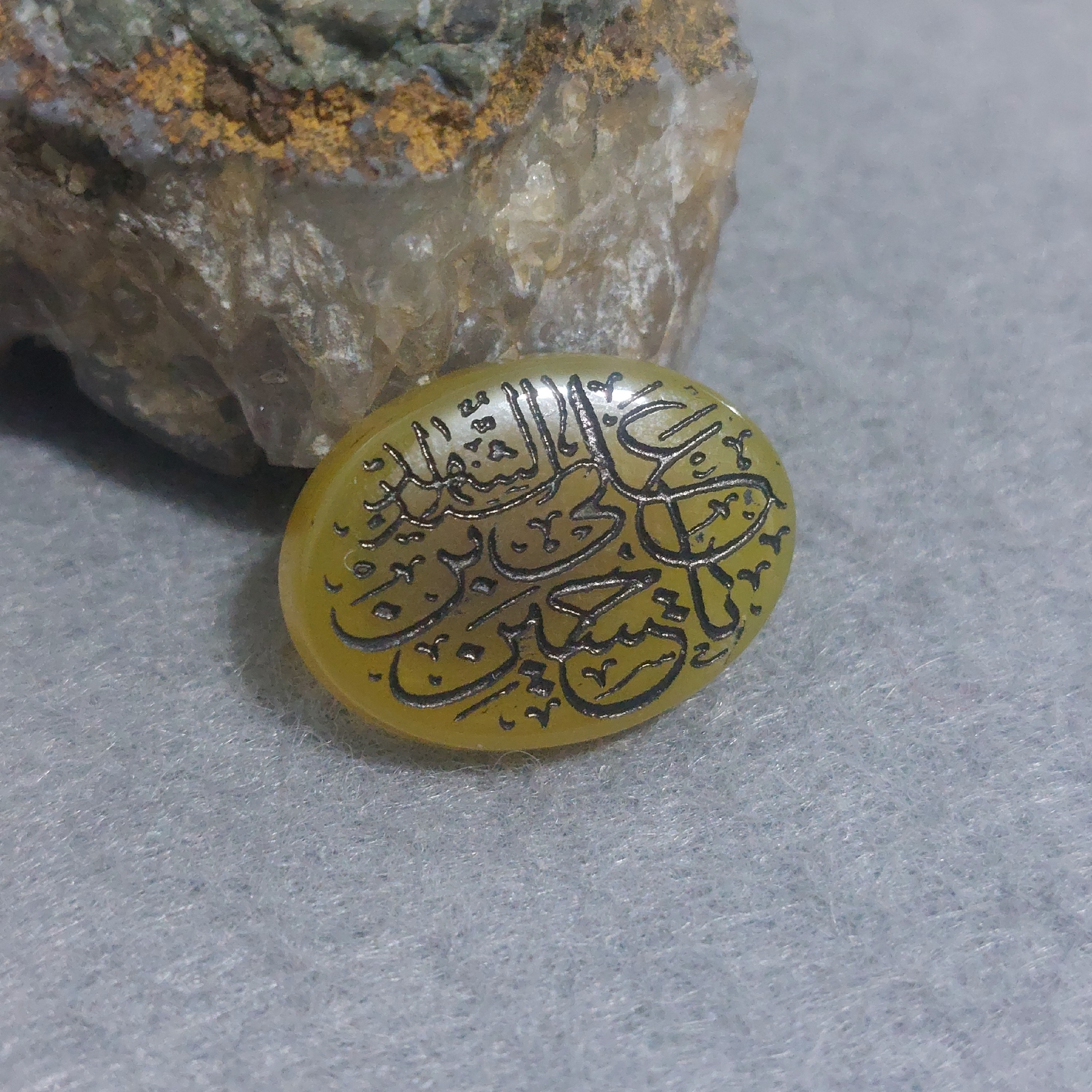 نگین عقیق زرد حکاکی یا حسین بن علی سیدالشهدا