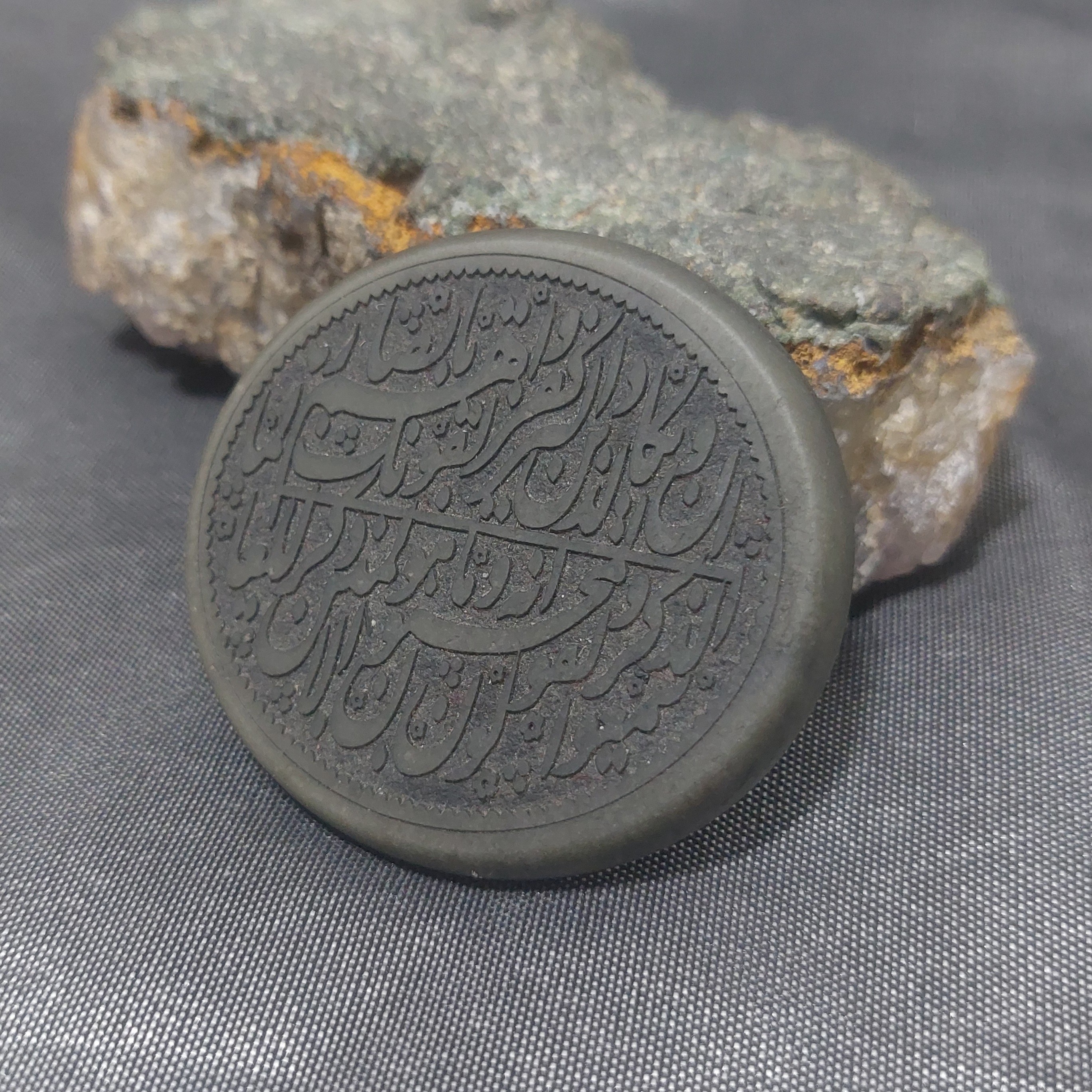 نگین یشم درشت حکاکی وان یکاد