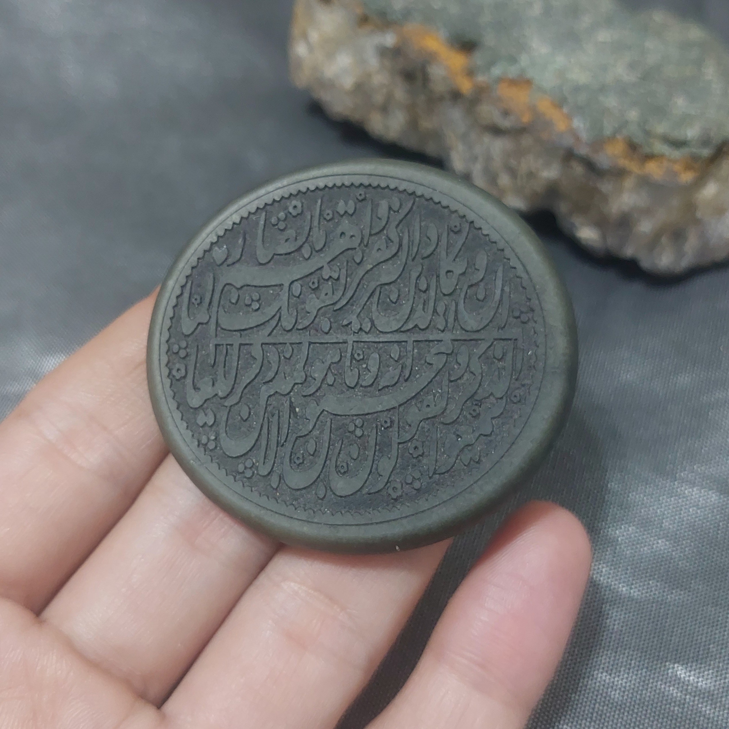 نگین یشم درشت حکاکی وان یکاد