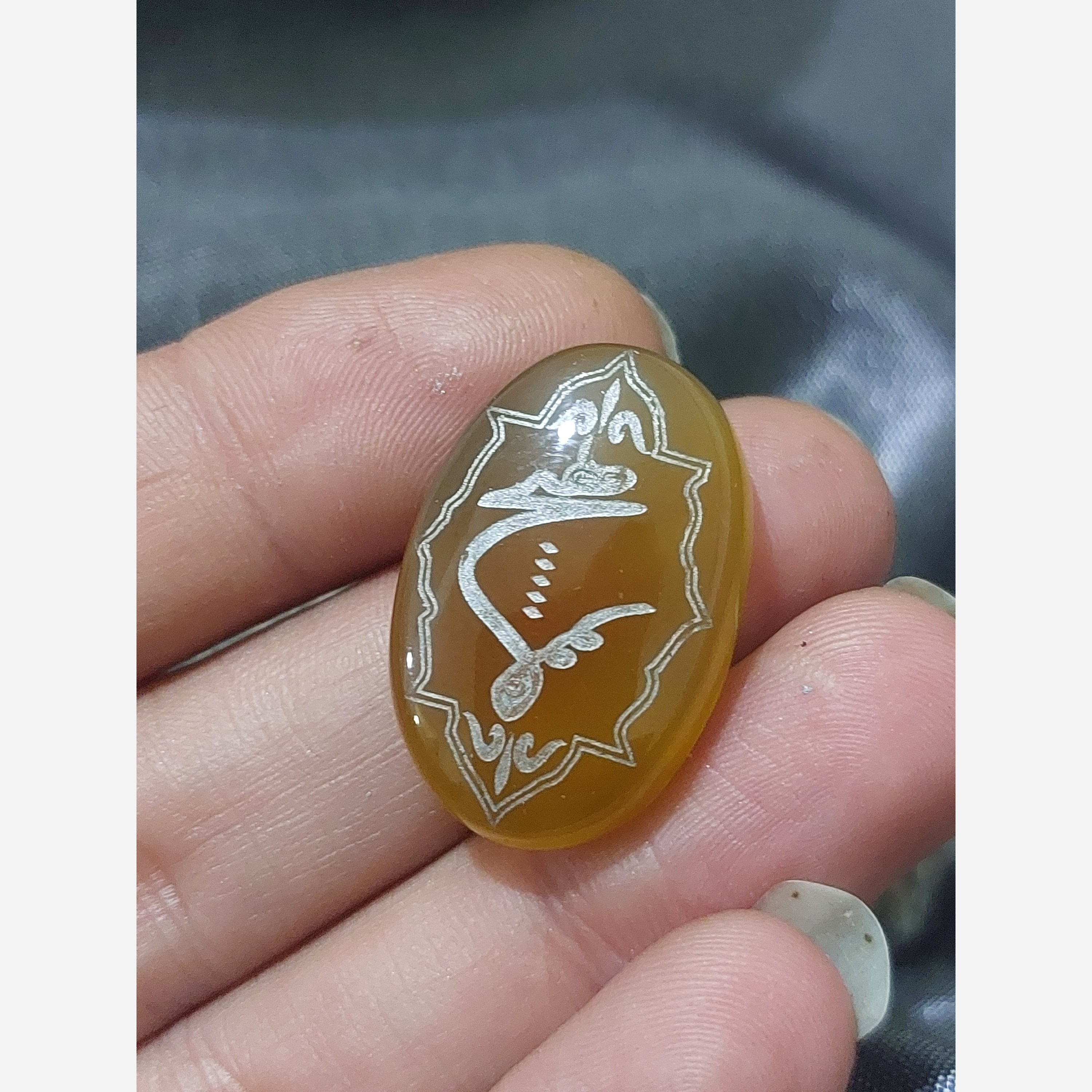 نگین عقیق عسلی حکاکی هیچ